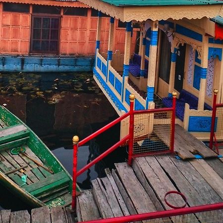 Отель Pasadena Floating Houseboat Сринагар Экстерьер фото