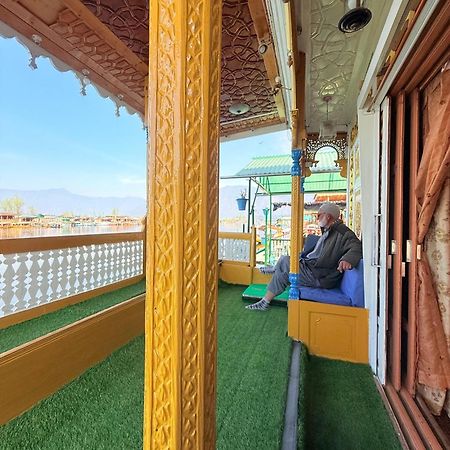Отель Pasadena Floating Houseboat Сринагар Экстерьер фото