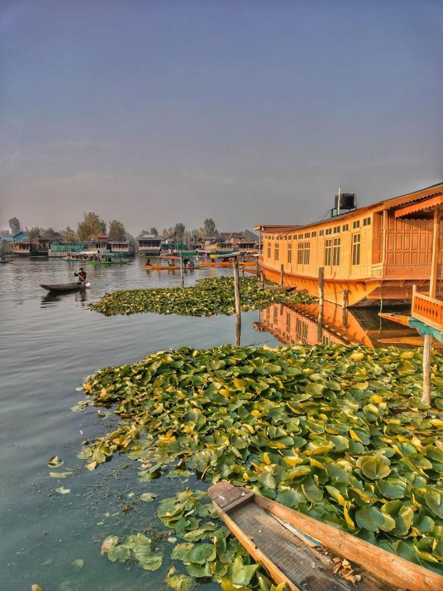 Отель Pasadena Floating Houseboat Сринагар Экстерьер фото