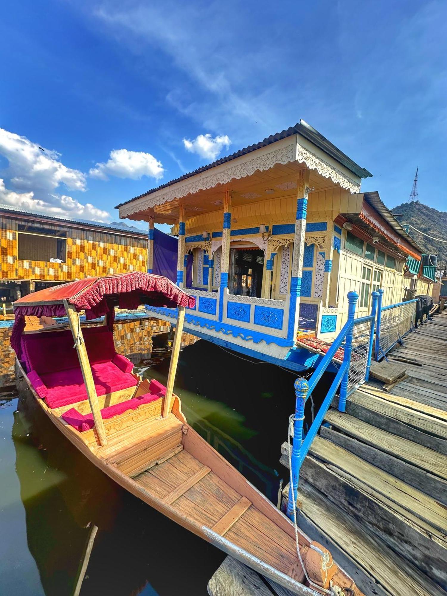 Отель Pasadena Floating Houseboat Сринагар Экстерьер фото
