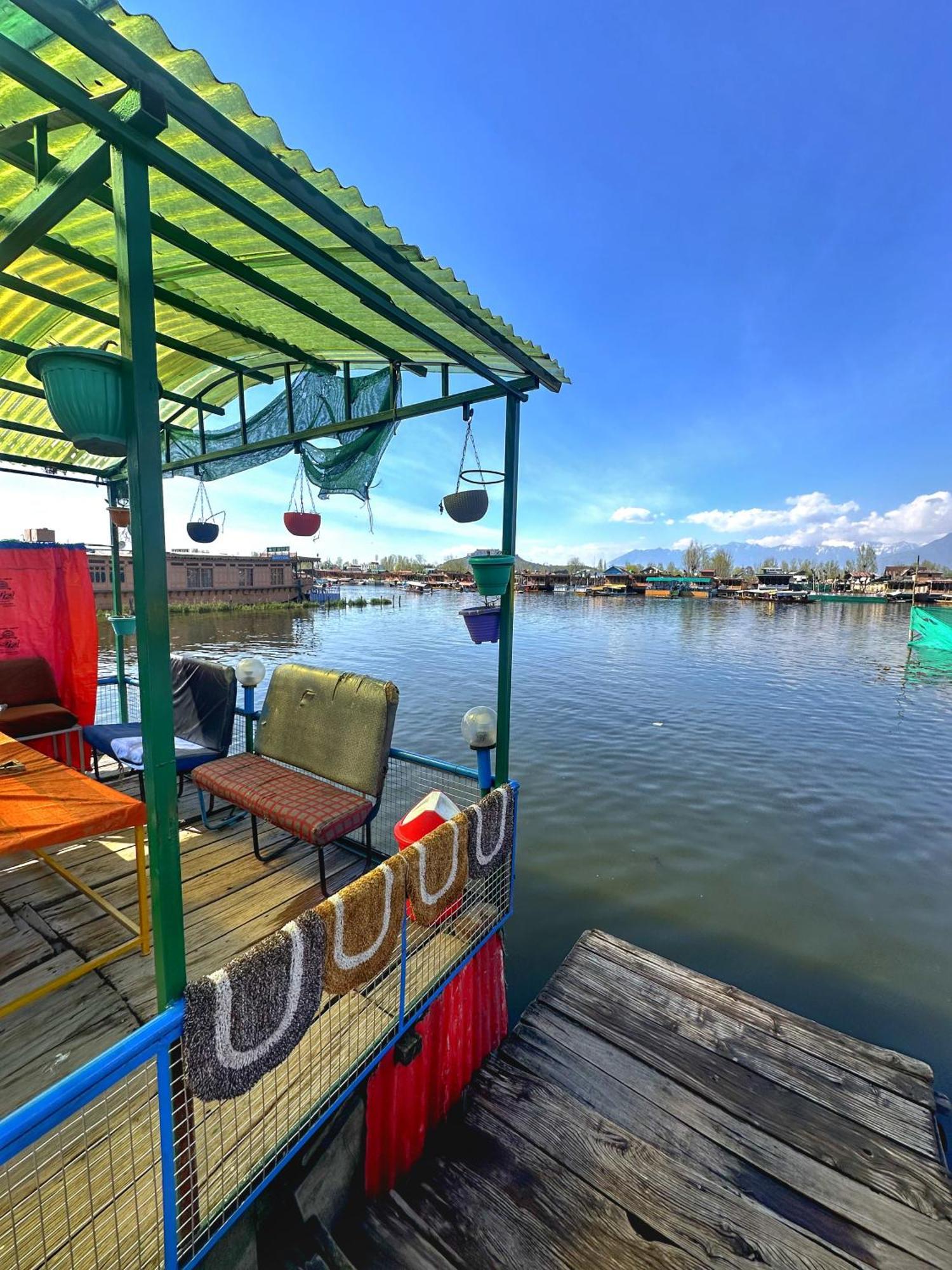 Отель Pasadena Floating Houseboat Сринагар Экстерьер фото