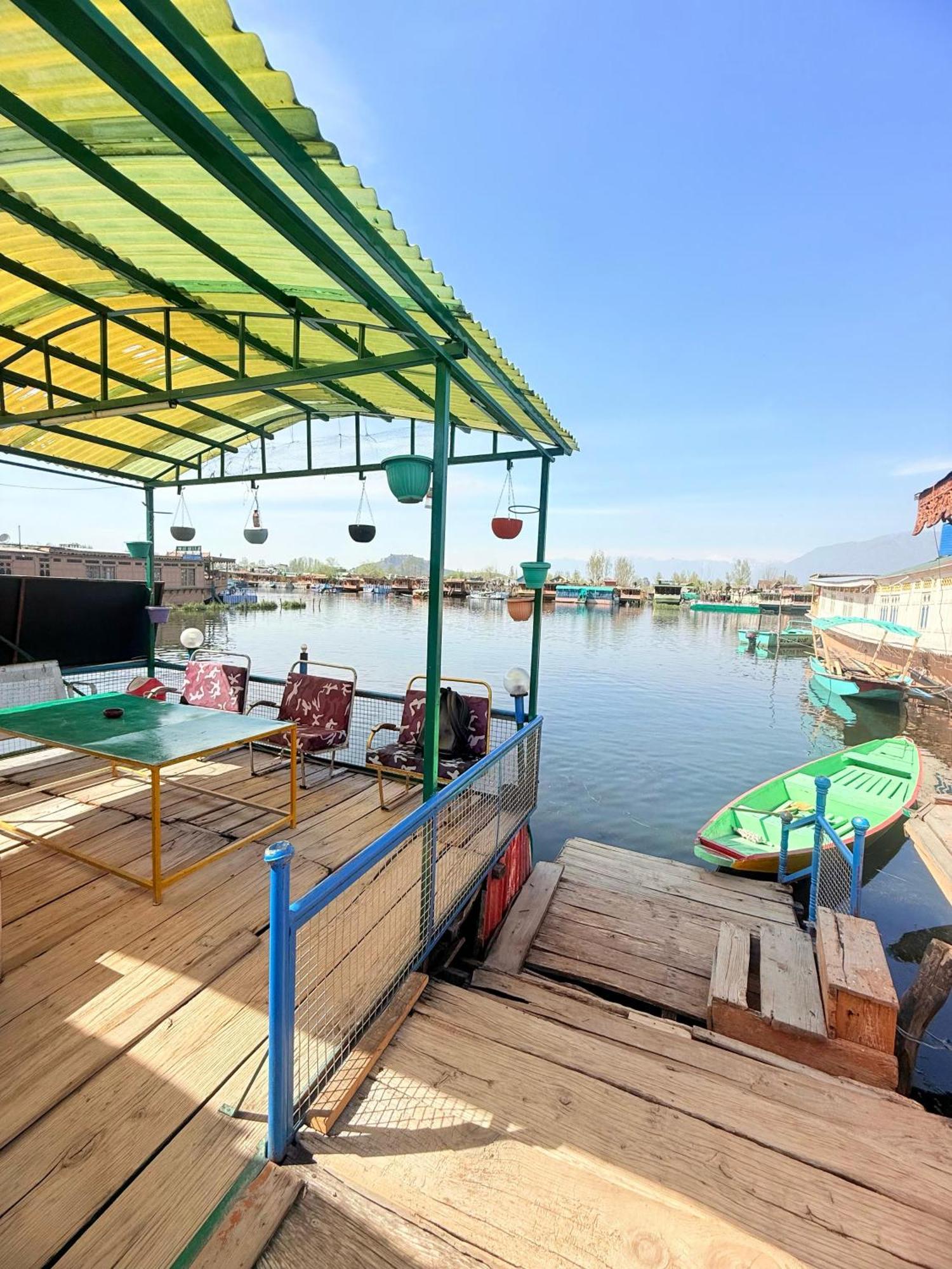 Отель Pasadena Floating Houseboat Сринагар Экстерьер фото
